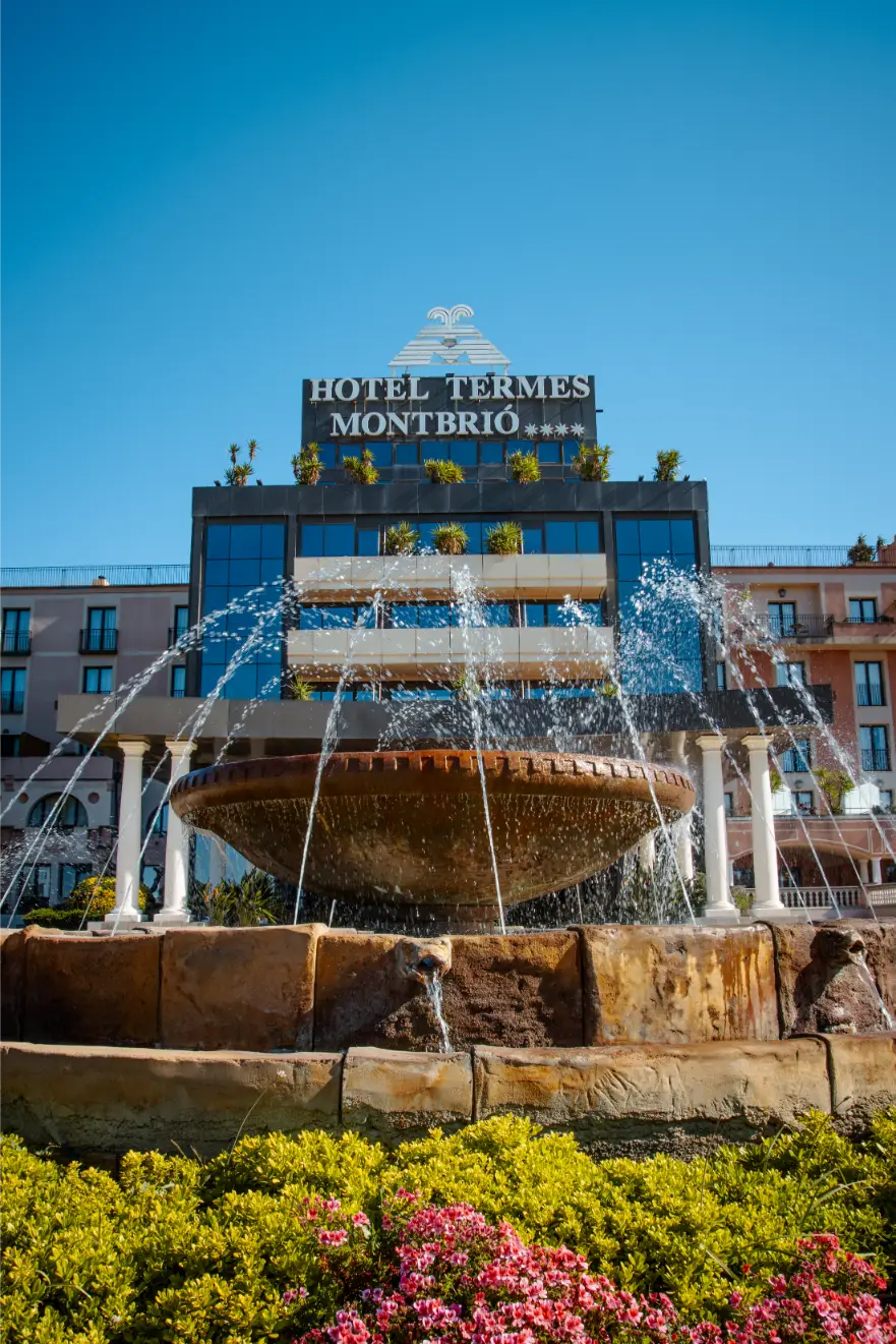 Fachada del Hotel Termes Montbrió con su fuente y jardines