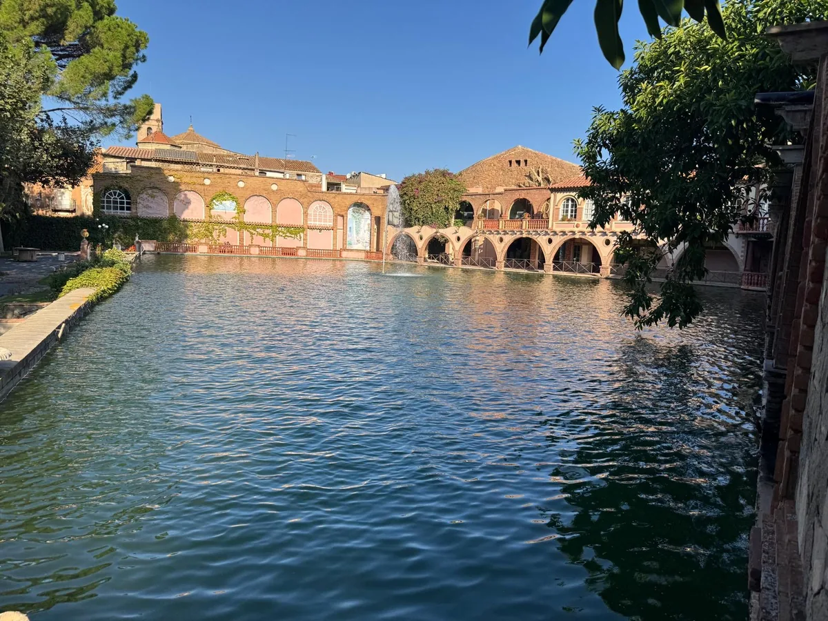 Estanque y galerías de arcos de Hotel Termes Montbrió