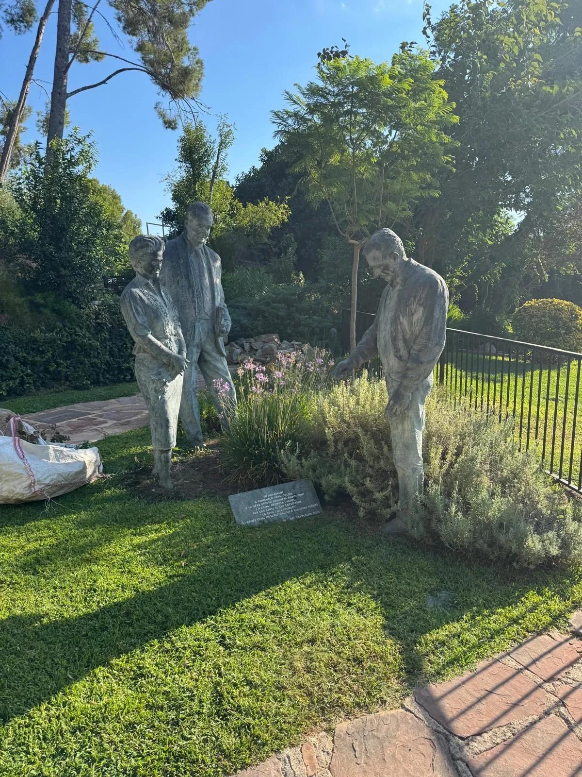 Estatuas entre la vegetación de los jardines del hotel