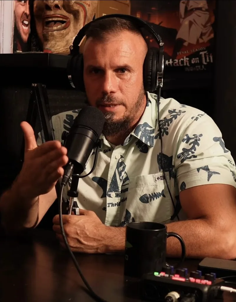 Xavi Vidal Varea conversando ante un micrófono en un estudio
